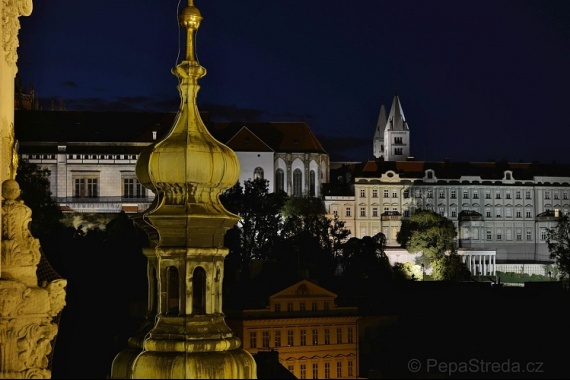 Noční pražské věže s Karlem IV.